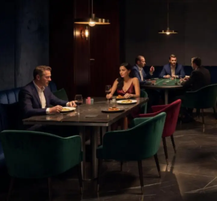 Elegáns, félhomályos lounge tér vacsoraasztalokkal és pókerhangulattal